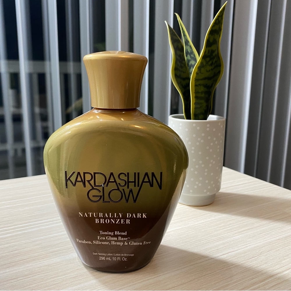 Kardashian Glow Naturally Dark